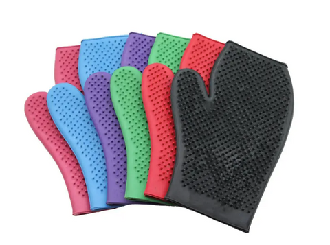 Rubber grooming mitt